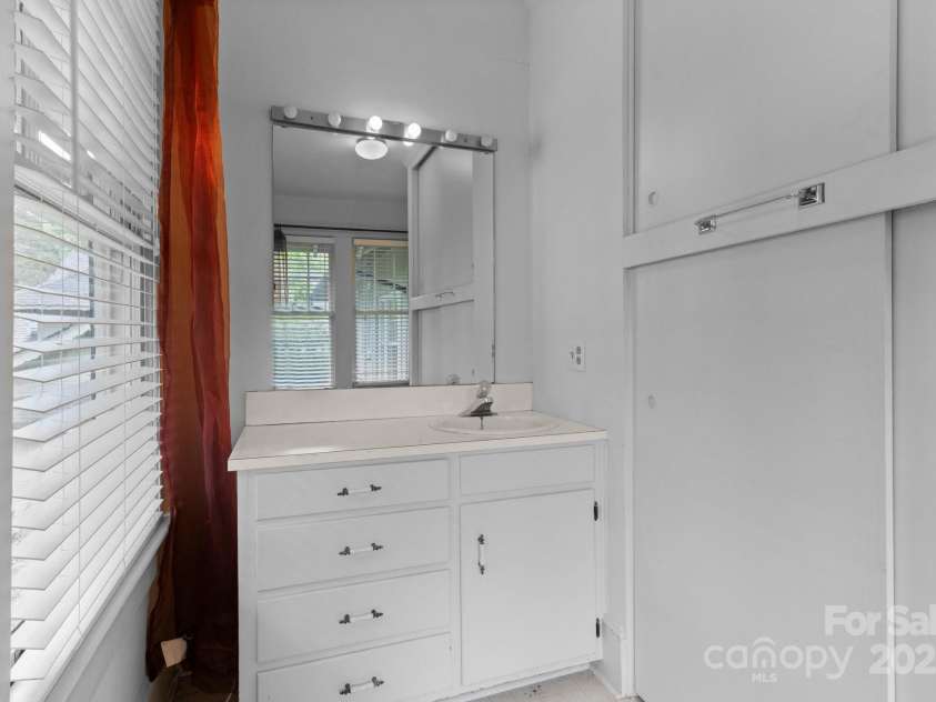 920 Queens Road, Charlotte, NC 28207.  MLS# CAR4251447, YatesRealty ID 8032. 
