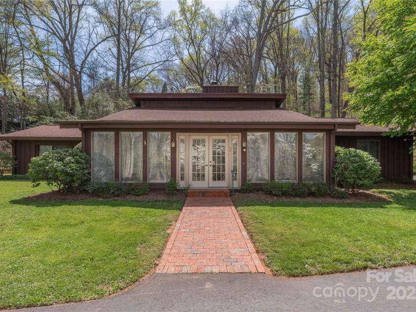 22 Waynewood Drive, Waynesville, NC 28786.  MLS# CAR4249792, YatesRealty ID 8033. 