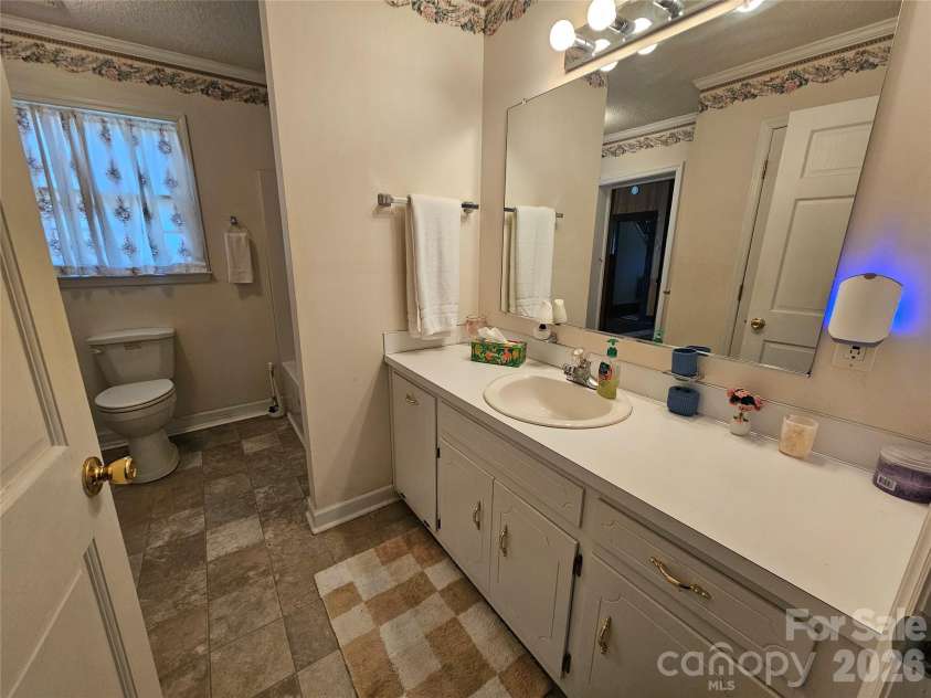 711 Chesterfield Avenue, Lancaster, SC 29720.  MLS# CAR4309503, YatesRealty ID 8033. 