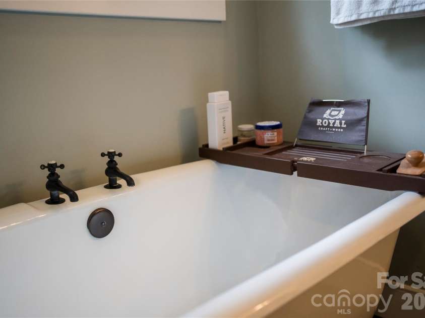 53 Sovereign Lane, Fairview, NC 28730.  MLS# CAR4355300, YatesRealty ID 8034. 