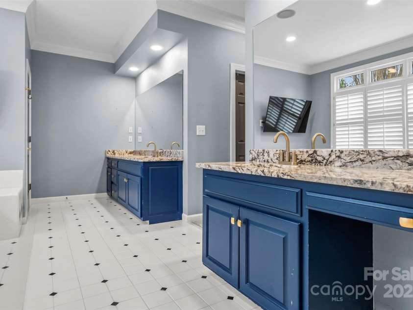 308 41st Avenue Place, Hickory, NC 28601.  MLS# CAR4219070, YatesRealty ID 8035. 