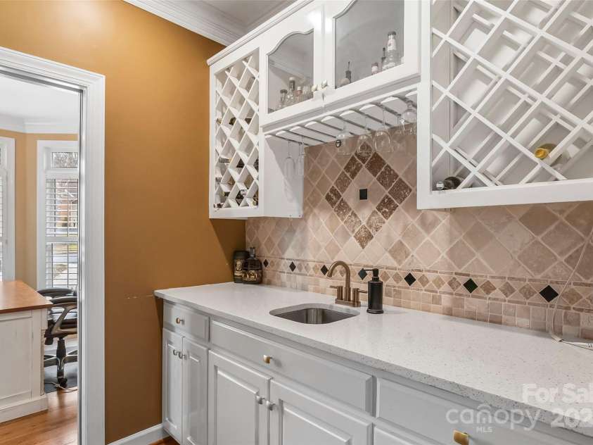308 41st Avenue Place, Hickory, NC 28601.  MLS# CAR4219070, YatesRealty ID 8035. Wet bar