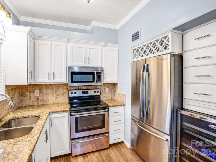 224 Poplar Street, Charlotte, NC 28202.  MLS# CAR4288787, YatesRealty ID 8036. 
