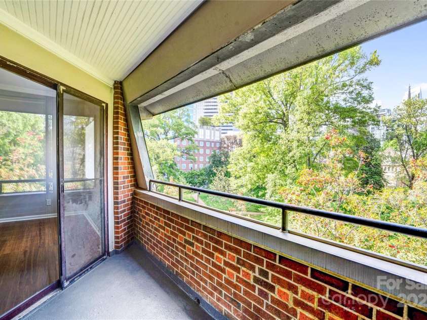 224 Poplar Street, Charlotte, NC 28202.  MLS# CAR4288787, YatesRealty ID 8036. 