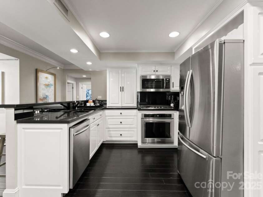 2445 Selwyn Avenue, Charlotte, NC 28209.  MLS# CAR4234376, YatesRealty ID 8039. 