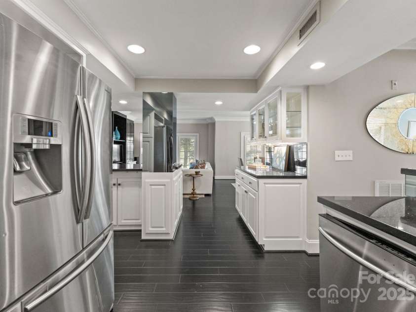 2445 Selwyn Avenue, Charlotte, NC 28209.  MLS# CAR4234376, YatesRealty ID 8039. 