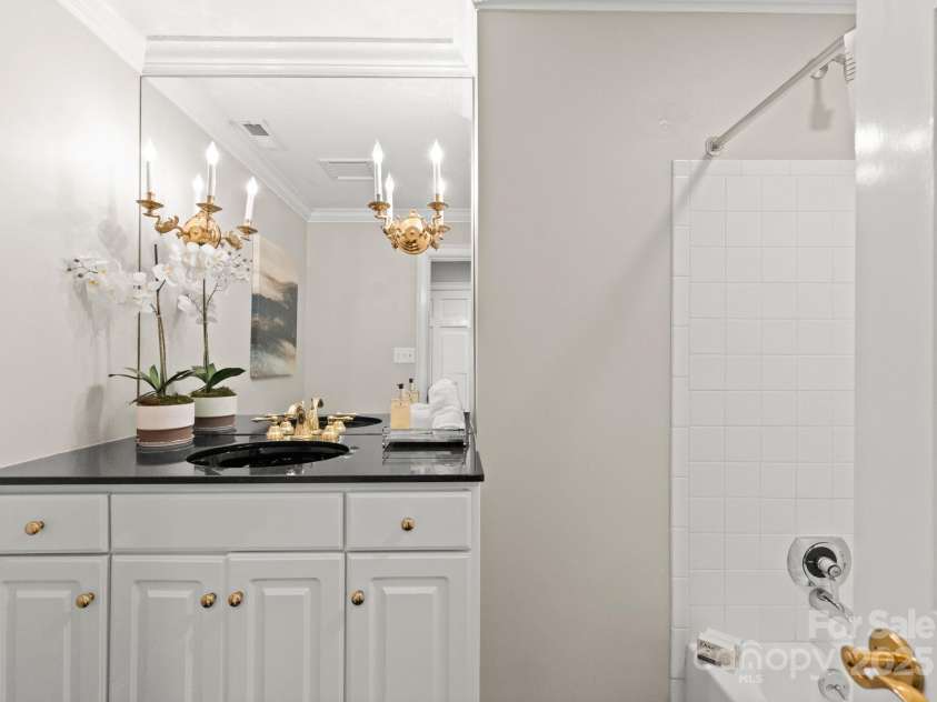 2445 Selwyn Avenue, Charlotte, NC 28209.  MLS# CAR4234376, YatesRealty ID 8039. Bathroom 2