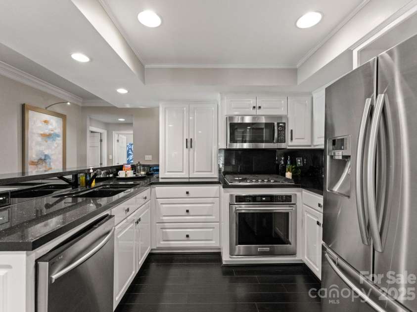 2445 Selwyn Avenue, Charlotte, NC 28209.  MLS# CAR4234376, YatesRealty ID 8039. Kitchen