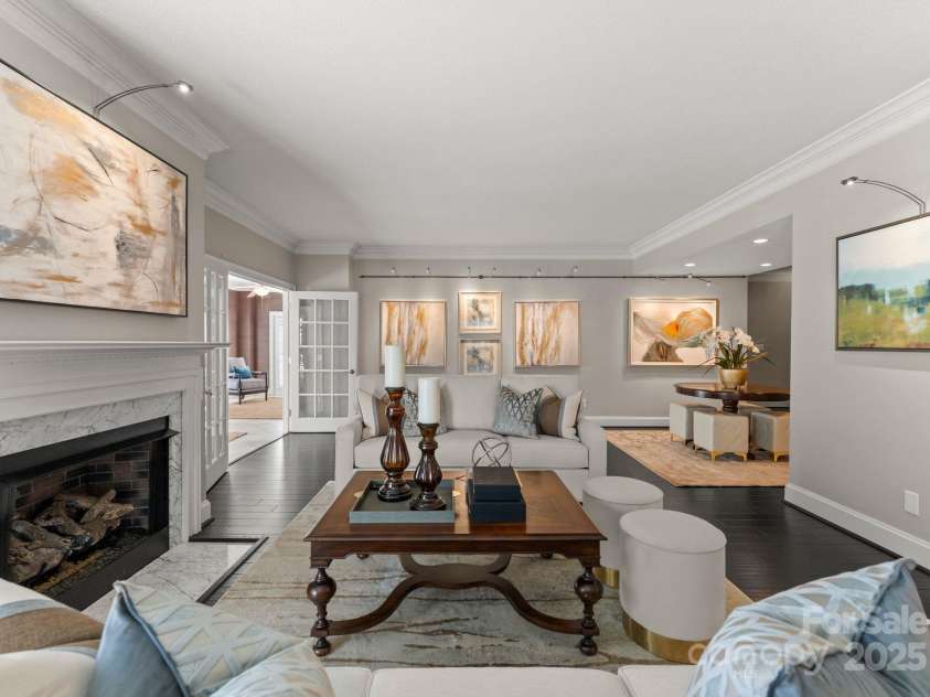 2445 Selwyn Avenue, Charlotte, NC 28209.  MLS# CAR4234376, YatesRealty ID 8039. Large Great Room with gas fireplace