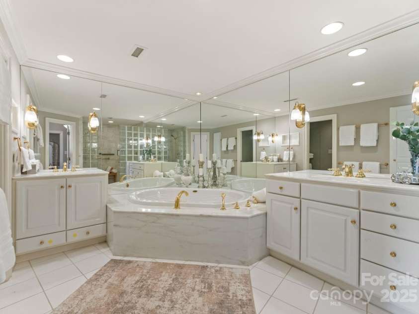 2445 Selwyn Avenue, Charlotte, NC 28209.  MLS# CAR4234376, YatesRealty ID 8039. Spacious primary bath