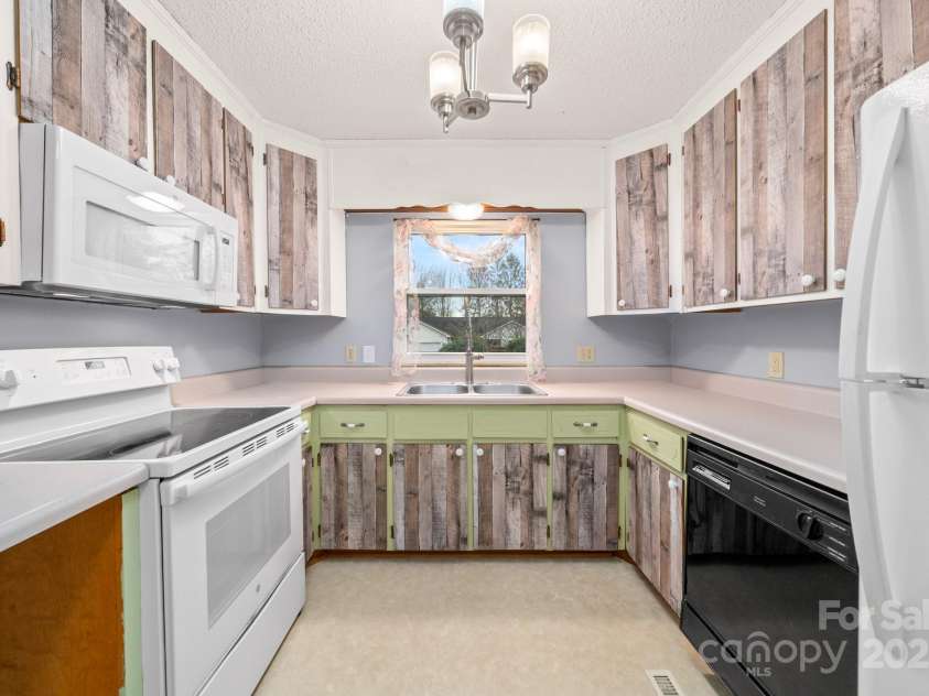 27 Capri Lane, Hendersonville, NC 28791.  MLS# CAR4323104, YatesRealty ID 804. Kitchen