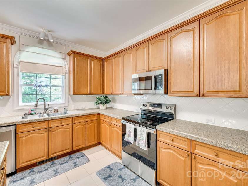 14818 Hawick Manor Lane, Pineville, NC 28134.  MLS# CAR4245191, YatesRealty ID 8040. 