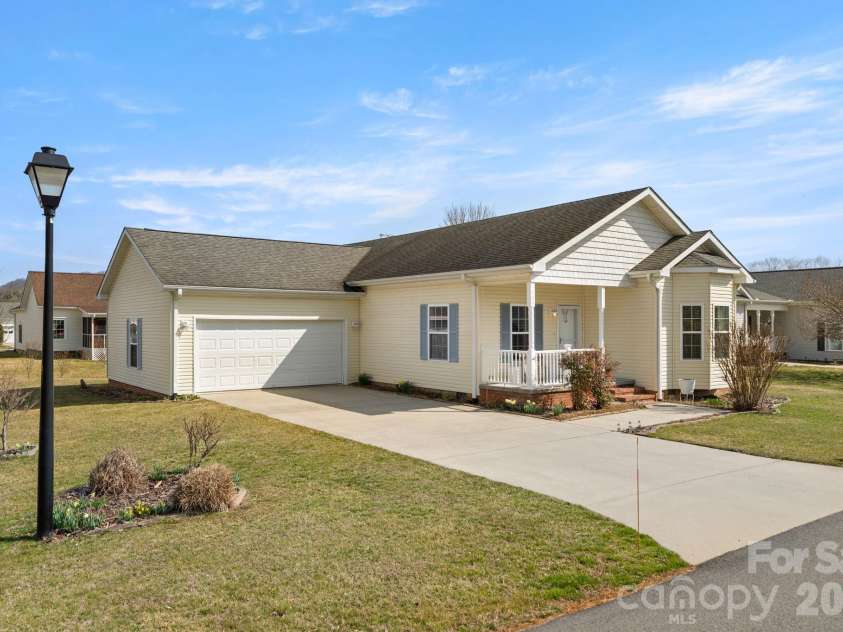 403 Sassafras Drive, Hendersonville, NC 28739.  MLS# CAR4350912, YatesRealty ID 8042. 