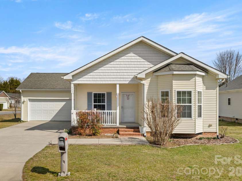 403 Sassafras Drive, Hendersonville, NC 28739.  MLS# CAR4350912, YatesRealty ID 8042. 