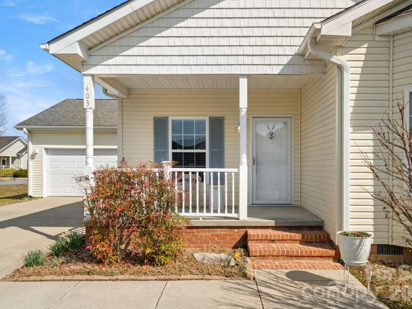 403 Sassafras Drive, Hendersonville, NC 28739.  MLS# CAR4350912, YatesRealty ID 8042. 