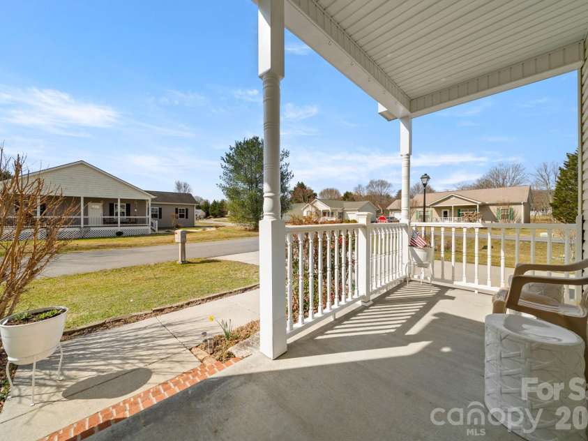 403 Sassafras Drive, Hendersonville, NC 28739.  MLS# CAR4350912, YatesRealty ID 8042. 