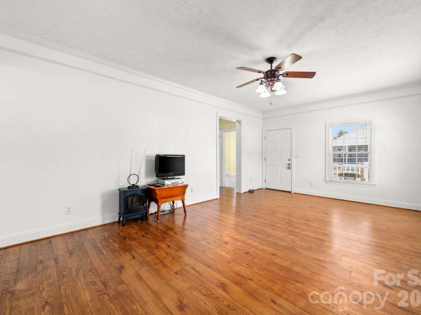 403 Sassafras Drive, Hendersonville, NC 28739.  MLS# CAR4350912, YatesRealty ID 8042. 
