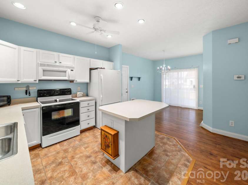 403 Sassafras Drive, Hendersonville, NC 28739.  MLS# CAR4350912, YatesRealty ID 8042. 