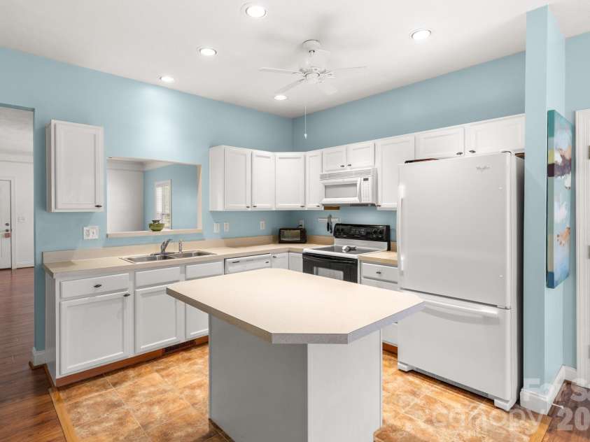 403 Sassafras Drive, Hendersonville, NC 28739.  MLS# CAR4350912, YatesRealty ID 8042. 