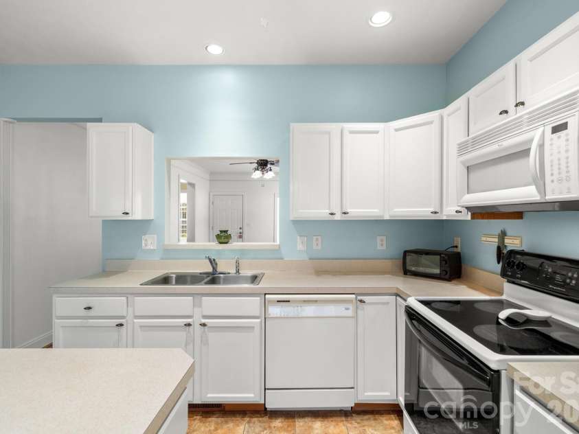 403 Sassafras Drive, Hendersonville, NC 28739.  MLS# CAR4350912, YatesRealty ID 8042. 