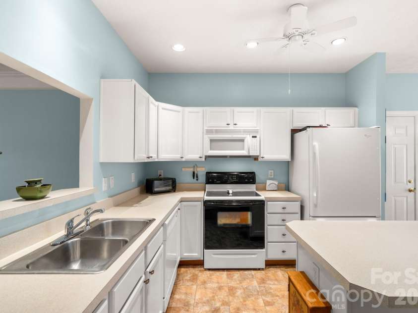 403 Sassafras Drive, Hendersonville, NC 28739.  MLS# CAR4350912, YatesRealty ID 8042. 