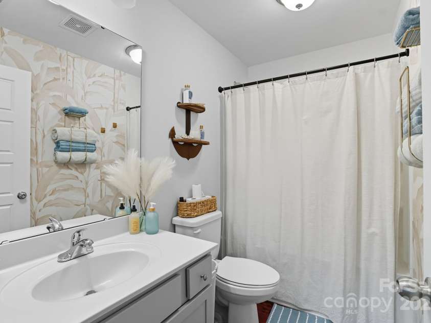 345 Knox Farm Road, Statesville, NC 28677.  MLS# CAR4304653, YatesRealty ID 8043. Full Hall Bath