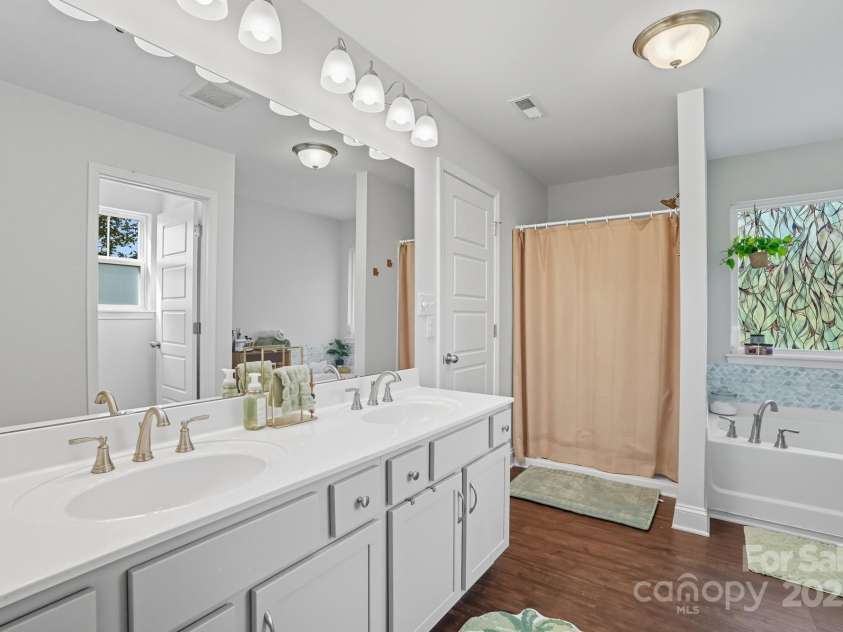 345 Knox Farm Road, Statesville, NC 28677.  MLS# CAR4304653, YatesRealty ID 8043. Main Bath