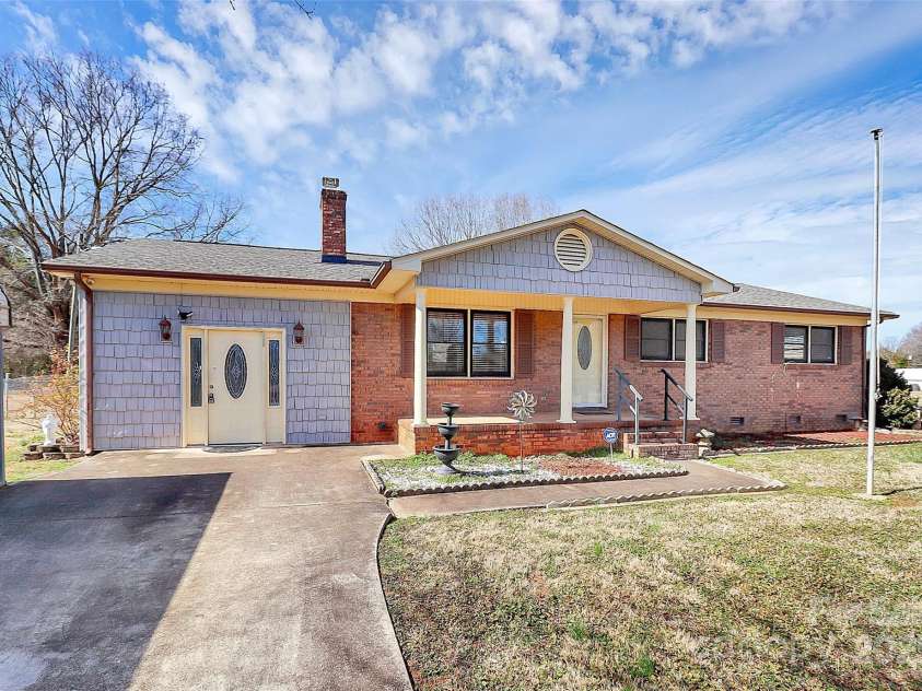 1354 Mirror Lake Road, Lincolnton, NC 28092.  MLS# CAR4220699, YatesRealty ID 8045. 