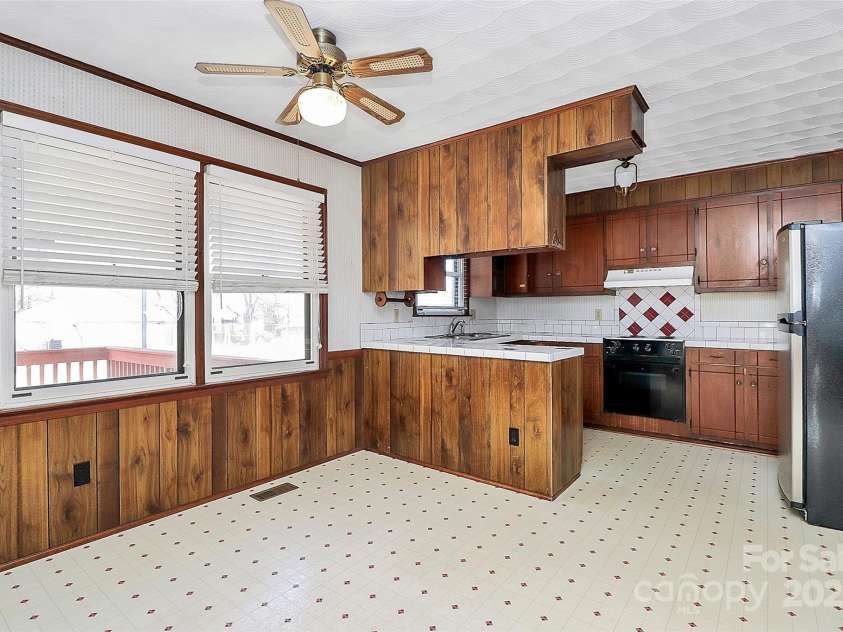 1354 Mirror Lake Road, Lincolnton, NC 28092.  MLS# CAR4220699, YatesRealty ID 8045. Kitchen/Dining