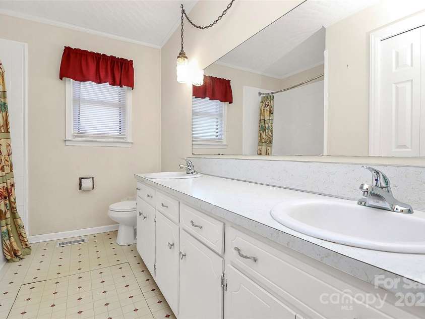 1354 Mirror Lake Road, Lincolnton, NC 28092.  MLS# CAR4220699, YatesRealty ID 8045. Main Bath