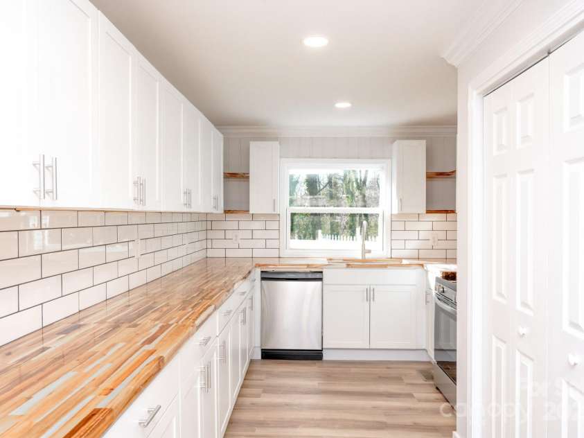 2504 Cannon Boulevard, Kannapolis, NC 28083.  MLS# CAR4211163, YatesRealty ID 8046. 