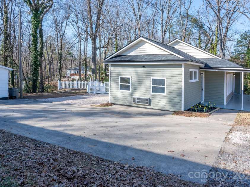 2504 Cannon Boulevard, Kannapolis, NC 28083.  MLS# CAR4211163, YatesRealty ID 8046. 