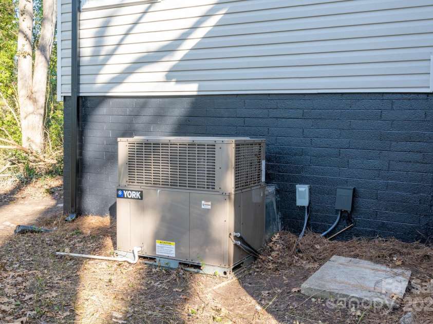 2504 Cannon Boulevard, Kannapolis, NC 28083.  MLS# CAR4211163, YatesRealty ID 8046. 