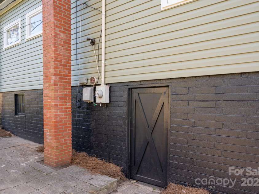 2504 Cannon Boulevard, Kannapolis, NC 28083.  MLS# CAR4211163, YatesRealty ID 8046. 