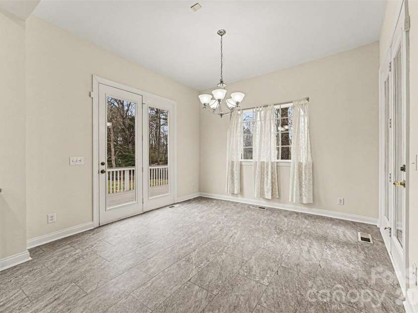 1305 Linden Glen Drive, Matthews, NC 28104.  MLS# CAR4340107, YatesRealty ID 8047. Breakfast Room