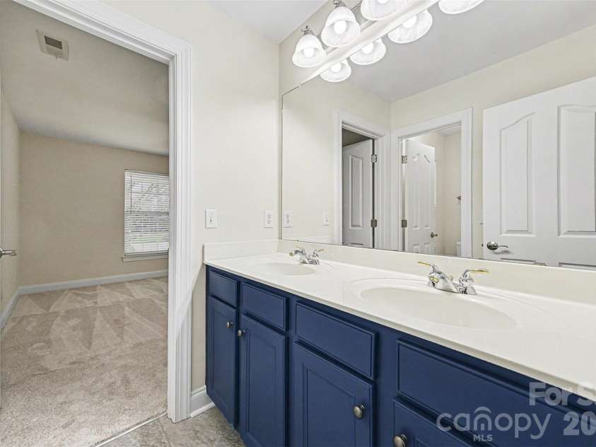 1305 Linden Glen Drive, Matthews, NC 28104.  MLS# CAR4340107, YatesRealty ID 8047. Jack & Jill Bath