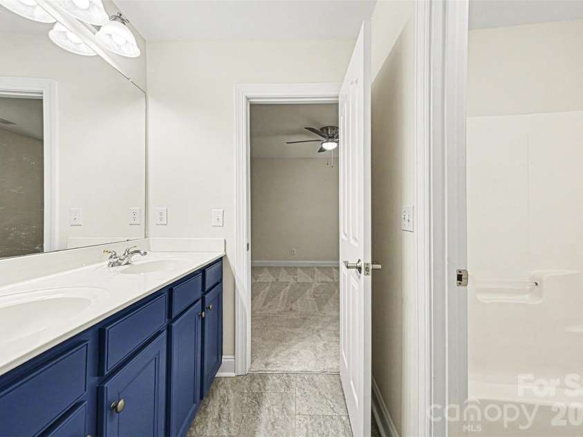 1305 Linden Glen Drive, Matthews, NC 28104.  MLS# CAR4340107, YatesRealty ID 8047. Jack & Jill Bath