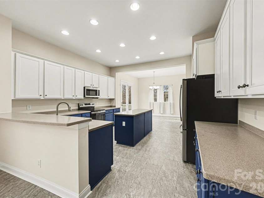 1305 Linden Glen Drive, Matthews, NC 28104.  MLS# CAR4340107, YatesRealty ID 8047. Kitchen