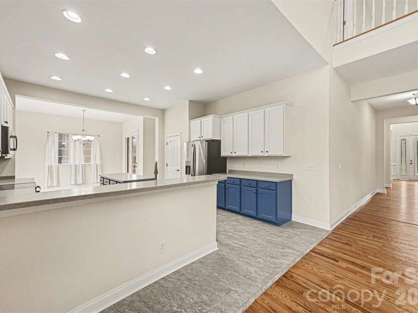 1305 Linden Glen Drive, Matthews, NC 28104.  MLS# CAR4340107, YatesRealty ID 8047. Kitchen