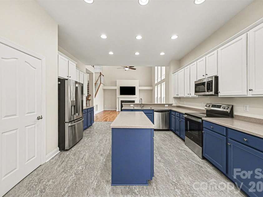 1305 Linden Glen Drive, Matthews, NC 28104.  MLS# CAR4340107, YatesRealty ID 8047. Kitchen
