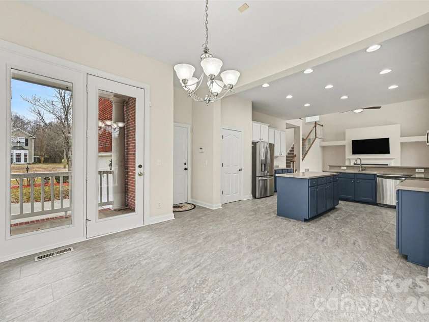 1305 Linden Glen Drive, Matthews, NC 28104.  MLS# CAR4340107, YatesRealty ID 8047. Kitchen with Breakfast Room
