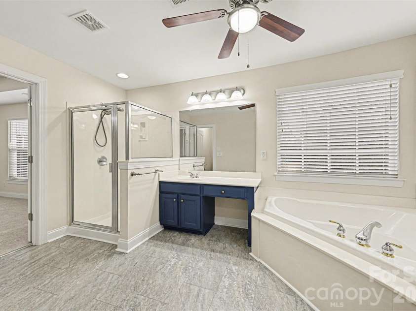 1305 Linden Glen Drive, Matthews, NC 28104.  MLS# CAR4340107, YatesRealty ID 8047. Primary Bath