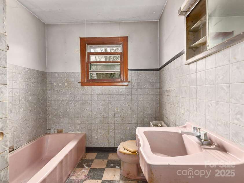 360 Lower Grassy Branch Road, Asheville, NC 28805.  MLS# CAR4244601, YatesRealty ID 8047. 