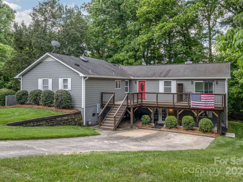 6200 Old Providence Road, Charlotte, NC 28226.  MLS# CAR4136069, YatesRealty ID 8049. 