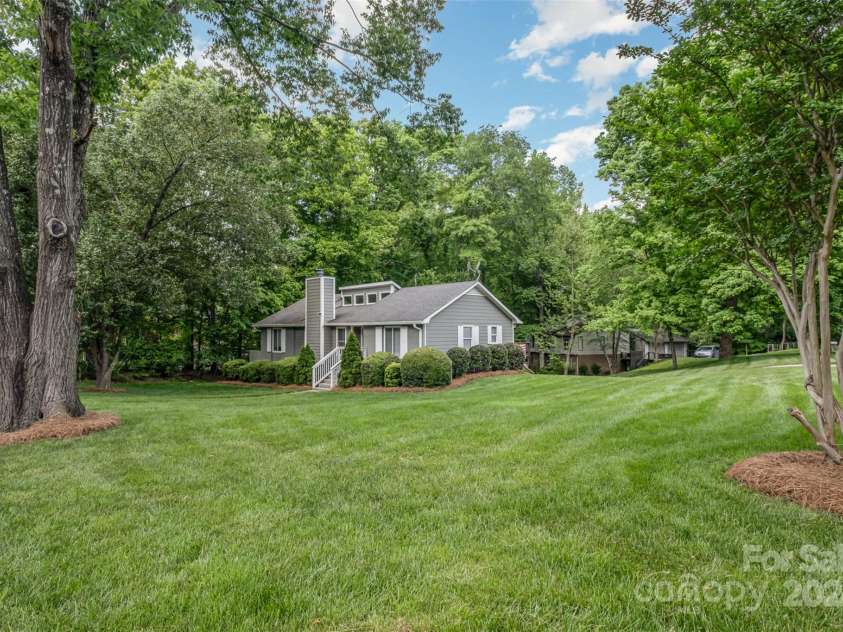 6200 Old Providence Road, Charlotte, NC 28226.  MLS# CAR4136069, YatesRealty ID 8049. 