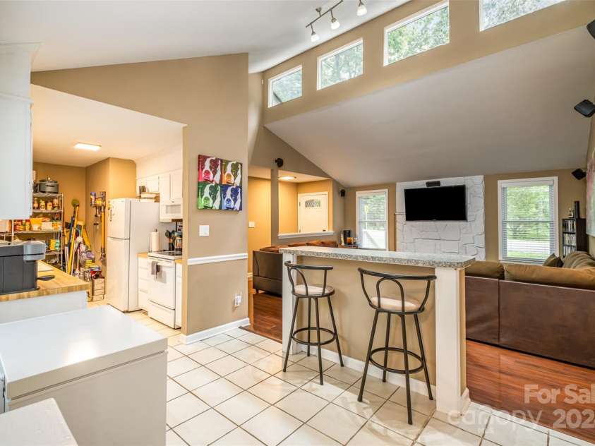 6200 Old Providence Road, Charlotte, NC 28226.  MLS# CAR4136069, YatesRealty ID 8049. 