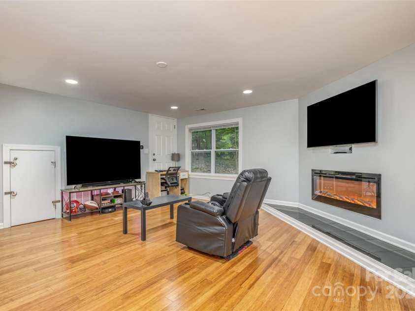 6200 Old Providence Road, Charlotte, NC 28226.  MLS# CAR4136069, YatesRealty ID 8049. 