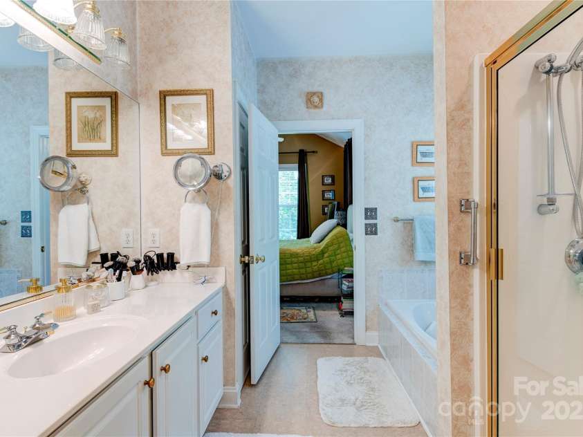 117 Hibiscus Lane, Asheville, NC 28803.  MLS# CAR4128496, YatesRealty ID 8051. 