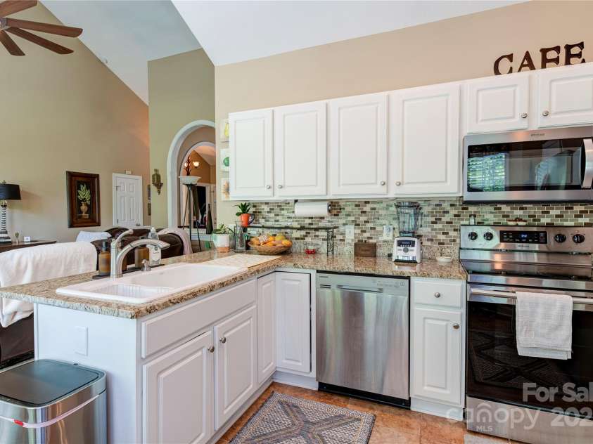 117 Hibiscus Lane, Asheville, NC 28803.  MLS# CAR4128496, YatesRealty ID 8051. 