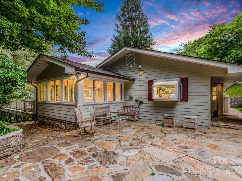 55 Grove Park, Waynesville, NC 28786.  MLS# CAR4218196, YatesRealty ID 8054. 